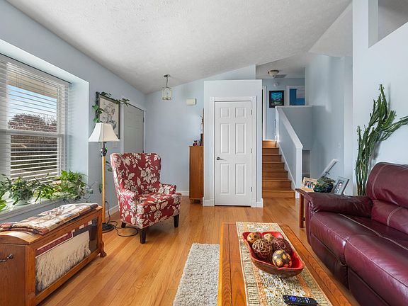 4th image of 6 Harter Dr W
