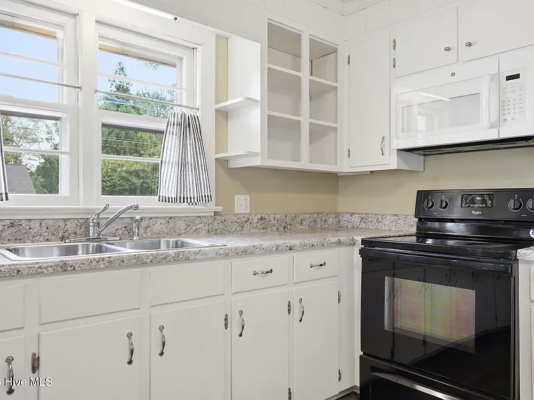 574 Simpson St — Photo 10