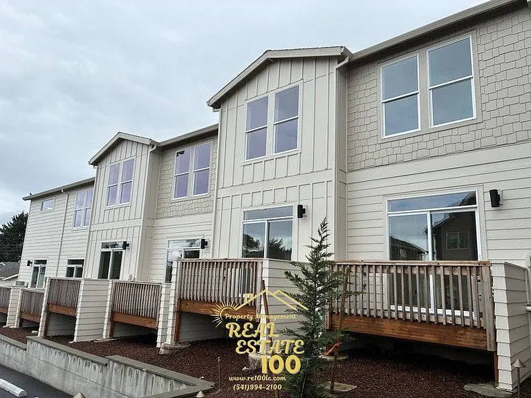 305 SE Jetty Ave — Photo 13