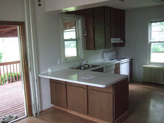 5th image of 107 W Deerfield St