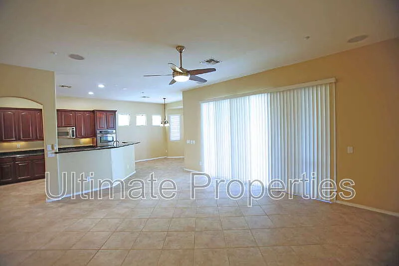 3 bed, 2.0 bath, 1942 sqft, $2,095 — Photo 4