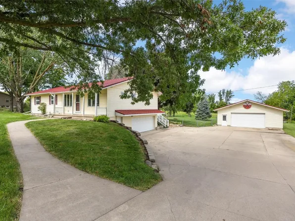 1008 Rolling Glen Dr, Marion, IA 52302