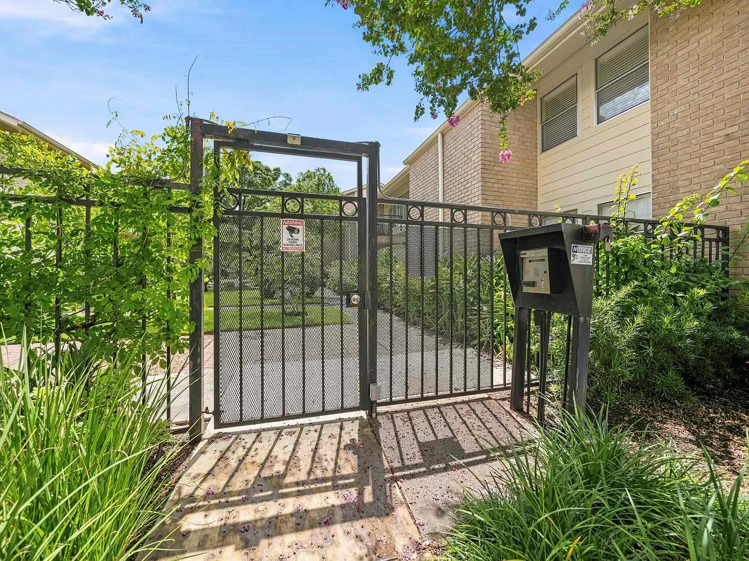1 bed, 1.0 bath, 563 sqft, $1,300 — Photo 2