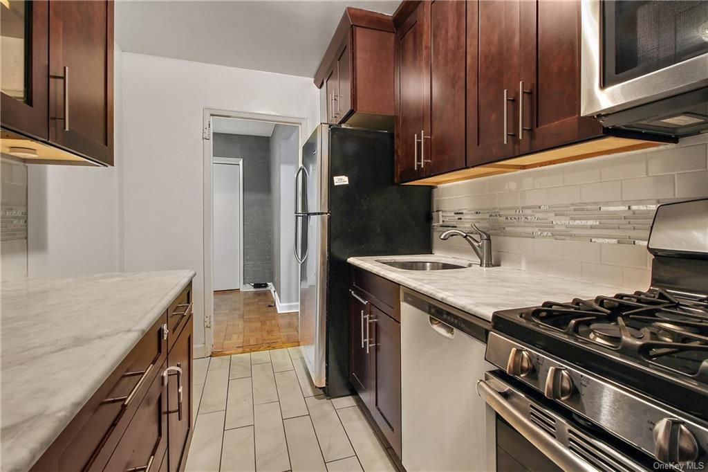 3 Bed 2 Bath Property, New York • 1,300 Sq Ft