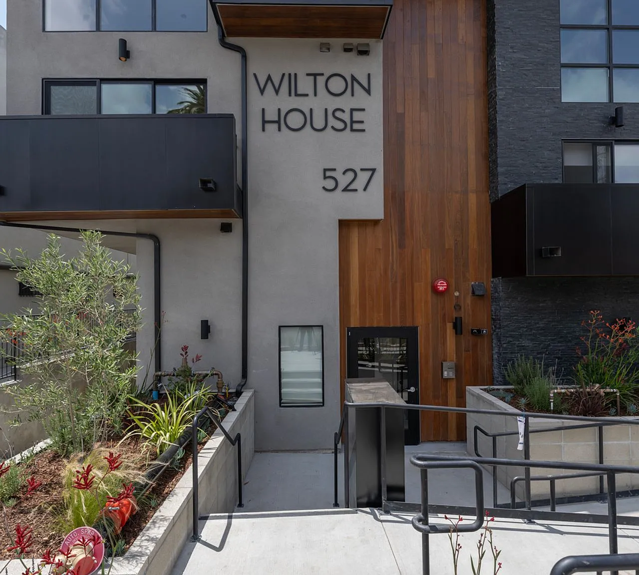 527 S Wilton Pl — Photo 2