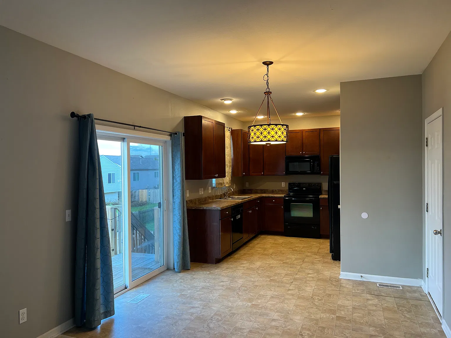 3 bed, 2.5 bath, 1637 sqft, $2,400 — Photo 4