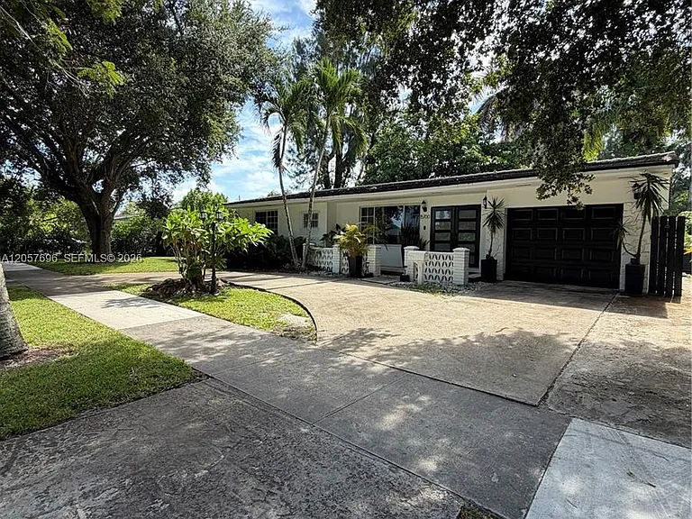 15700 N Miami Ave — Photo 3