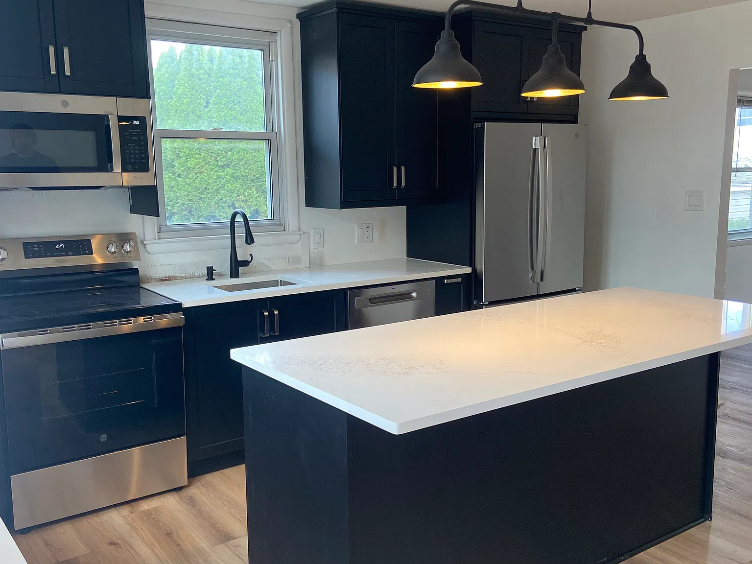 3 bed, 1200 sqft, $3,300 — Photo 1