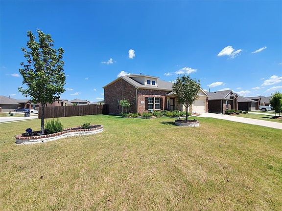 3rd image of 1910 Meadow Crest Dr