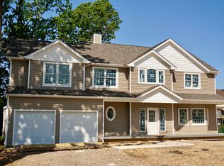 2 Park Ln, Massapequa, NY 11758