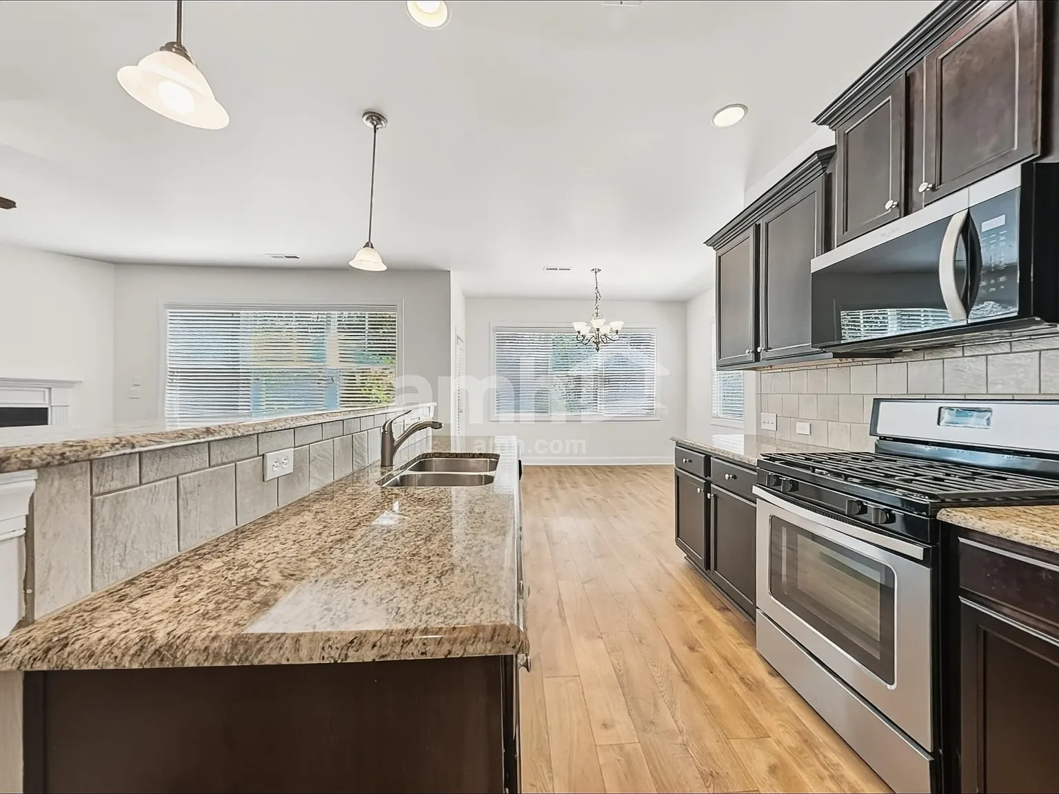 3 bed, 2.5 bath, 2020 sqft, $2,105 — Photo 3