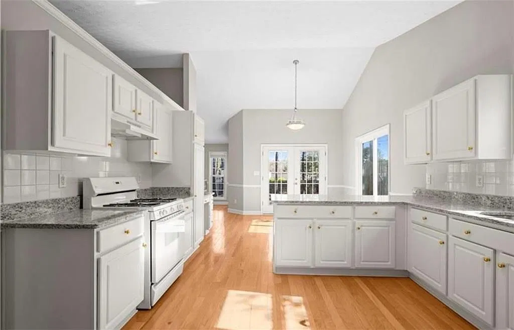 3 bed, 2.0 bath, 2417 sqft, $2,650 — Photo 3