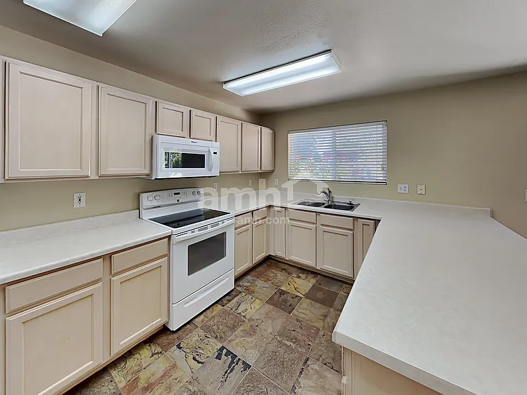 190 E 1325 N — Photo 3