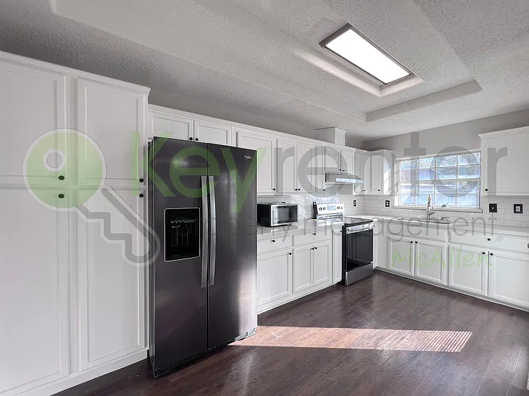 1204 E Rio Vista Ave — Photo 2