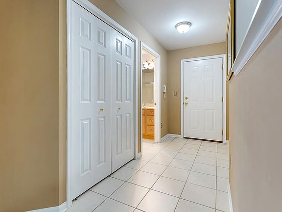 5th image of 635 Cambridge Ct APT 2B