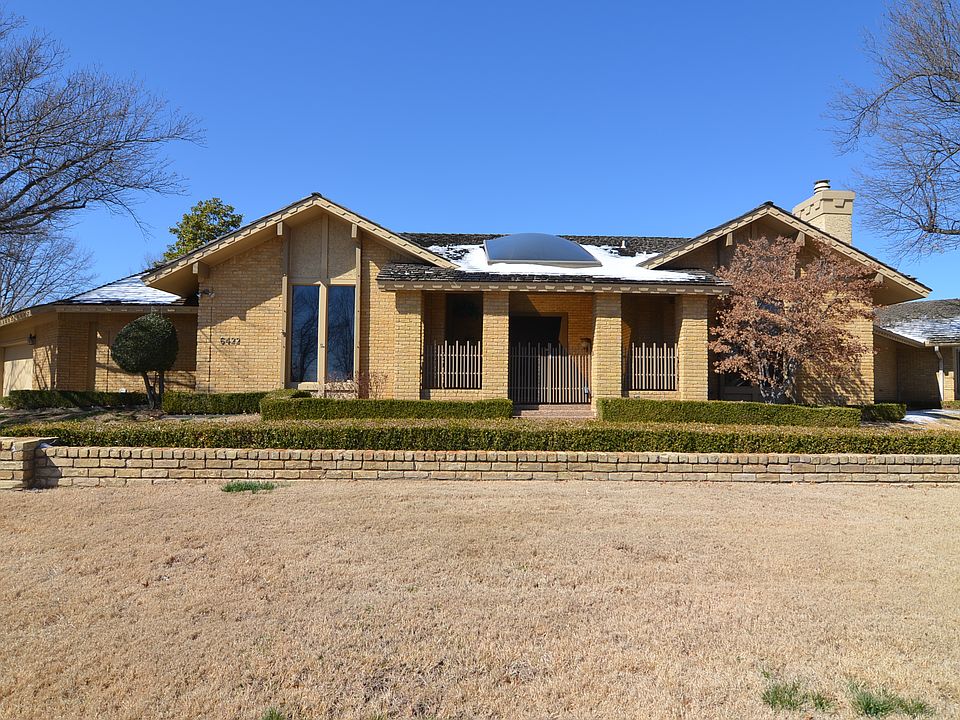 This home is built on a corner lot in a U shape with provides complete privacy and a secluded backyard for entertaining on almost 1/4 acre lot