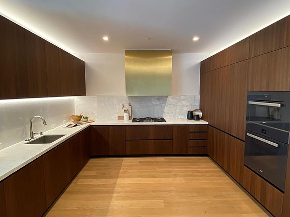 3rd image of 704 N Doheny Dr #18