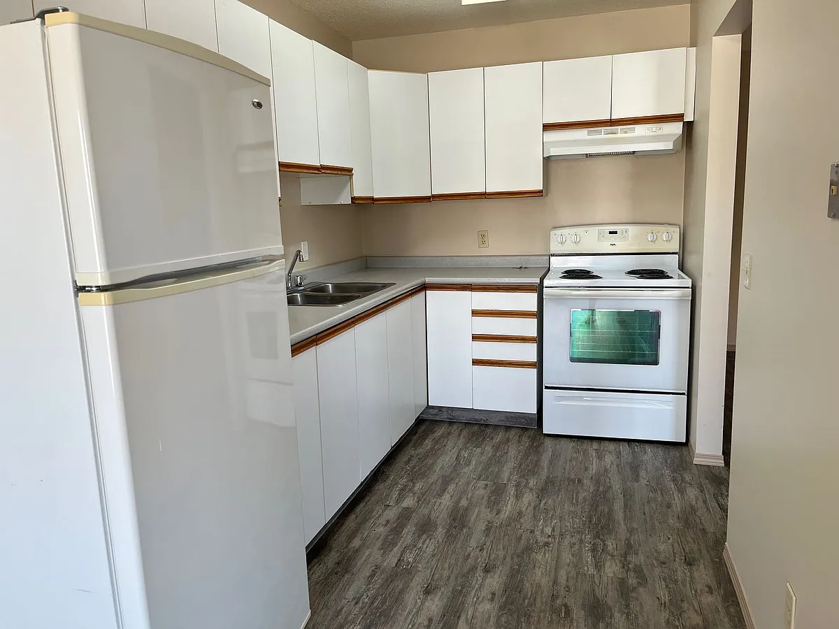 Building Photo - 41 Cosgrove Cres #7