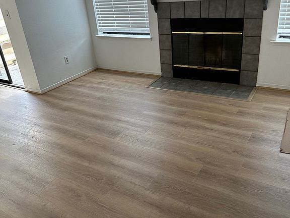 Living room w Fireplace