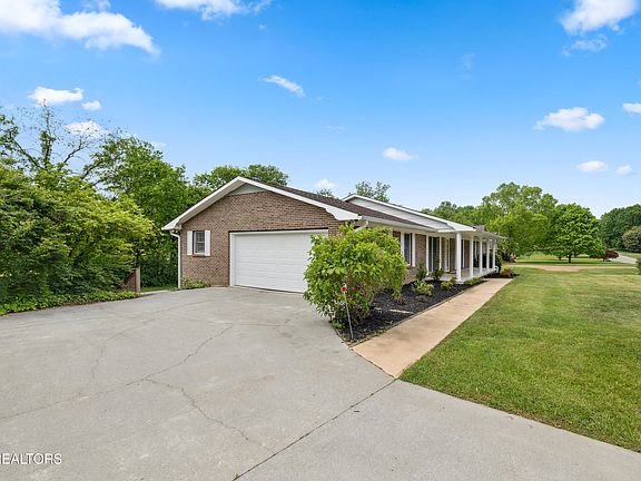 2nd image of 912 S Briarcliff Cir