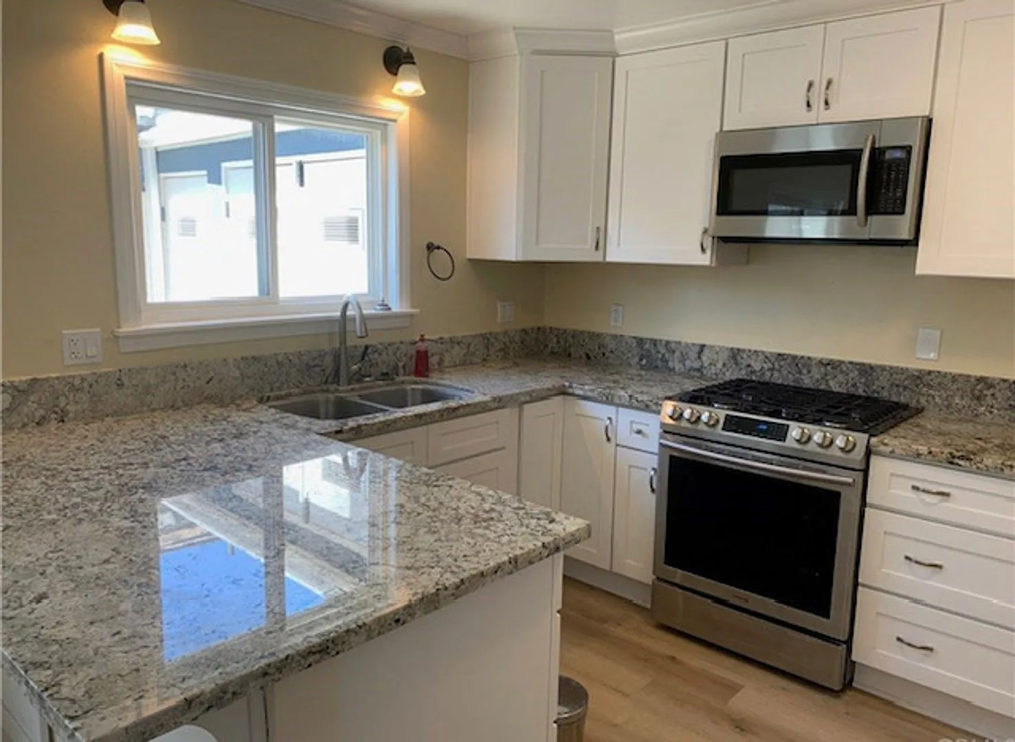 Costa Mesa 3 Bedroom 2 Bath Townhouse with 2 car garage — Photo 1