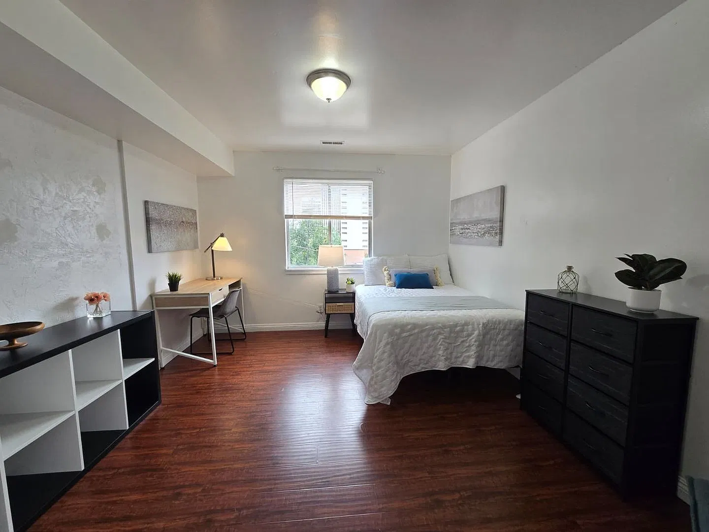 Spacious Furnished Girl Room Downtown on Top Floor — Photo 2