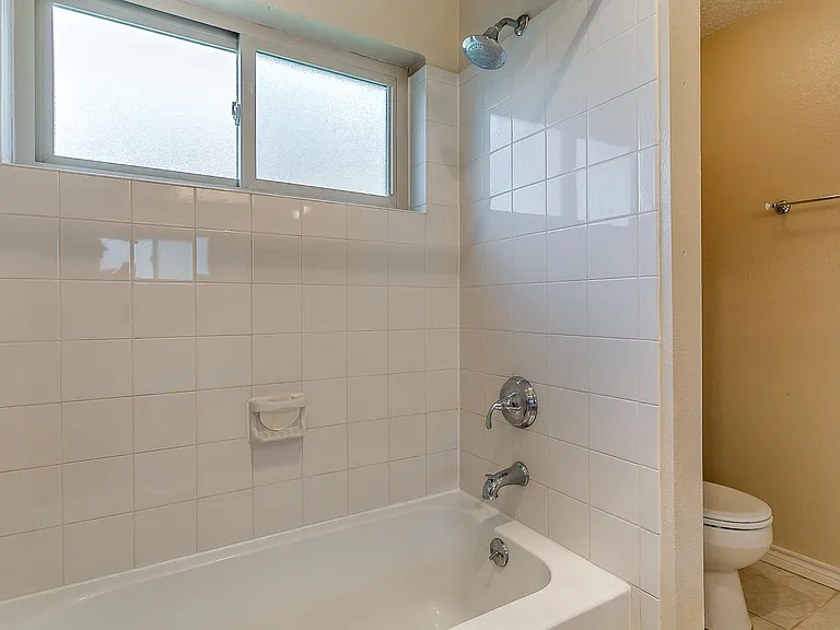 808 Sandhurst Dr — Photo 18