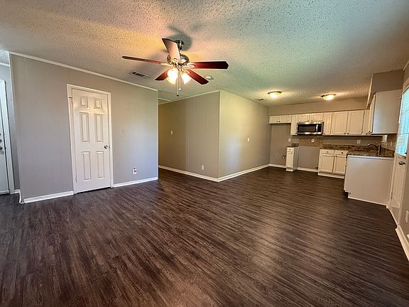 5th image of 303 Ridgefield Cir
