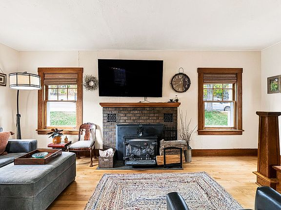 5th image of 220 Adams St