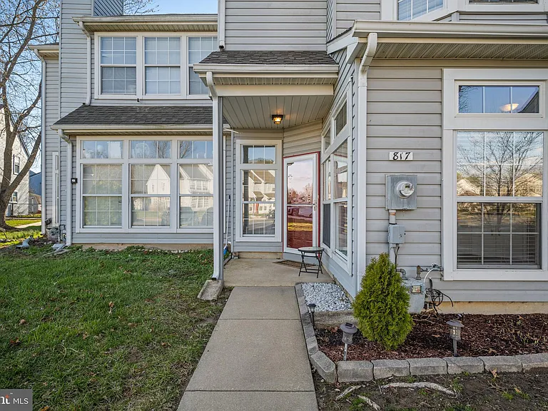 817 Thoreau Ln — Photo 2