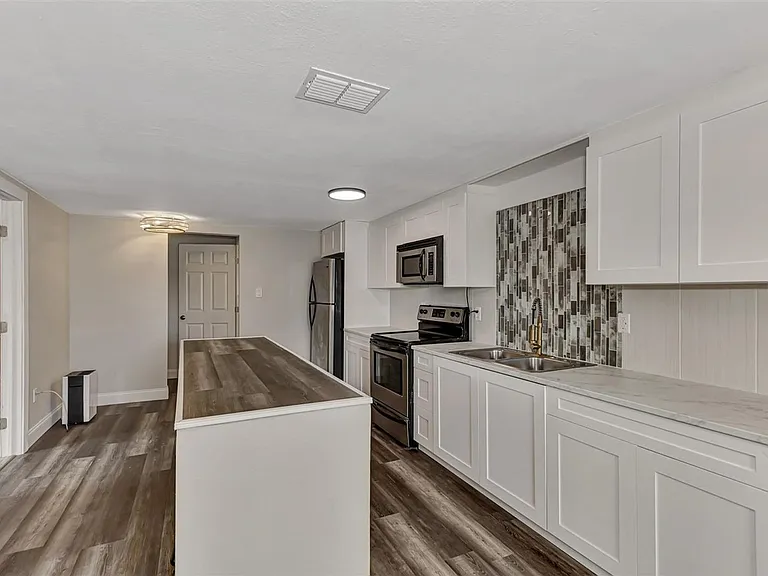 304 San Carlos Ave — Photo 6