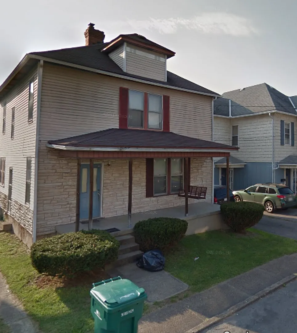 Large 3 bed / 2 bath available now! — Photo 1