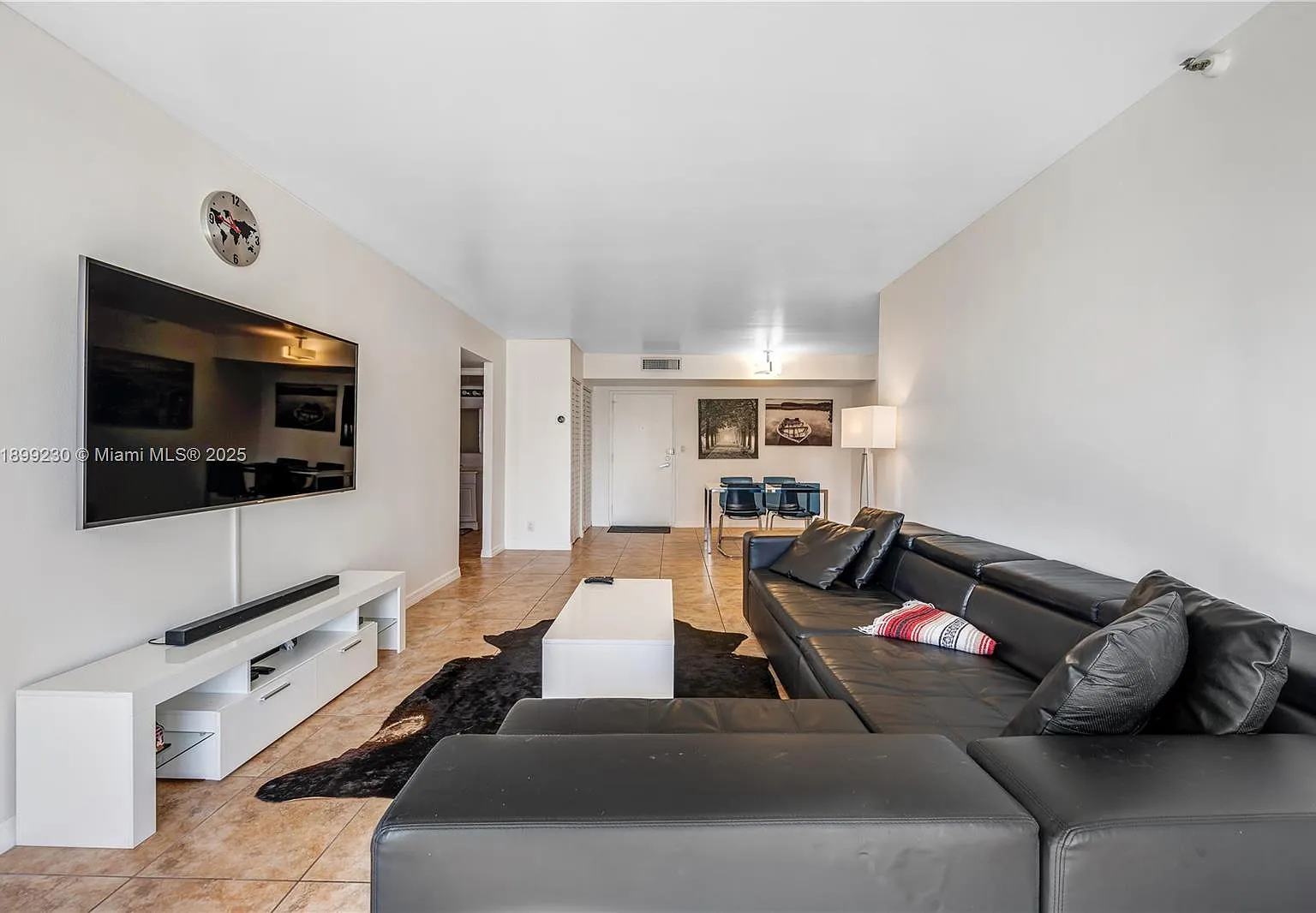 Winston Towers 700 Condo — Photo 2