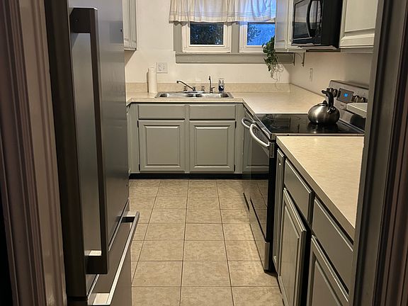 5th image of 1018 N Royal Ave