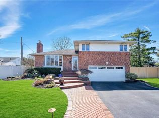 3 Bart Ct, Plainview, NY 11803