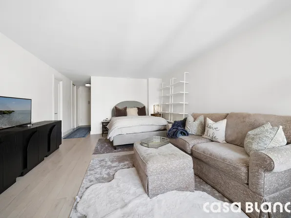 301 East 69th Street 14L image 3 of 6