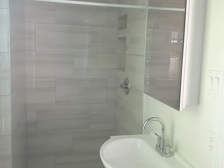 124 Lawrence St — Photo 7