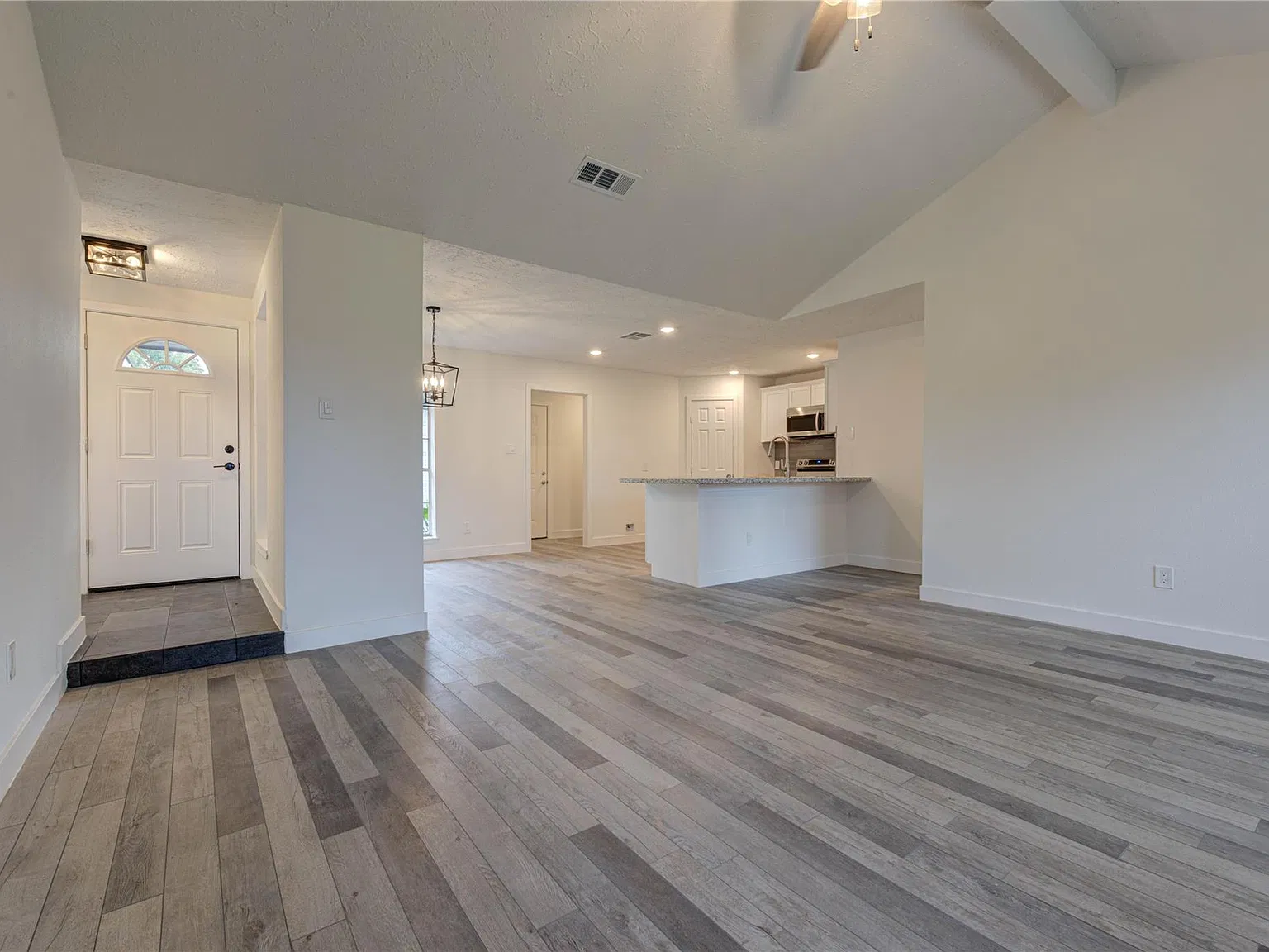 4 bed, 2.0 bath, 1487 sqft, $2,400 — Photo 3