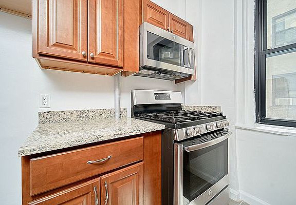 4th image of 735 W 172nd St APT A25