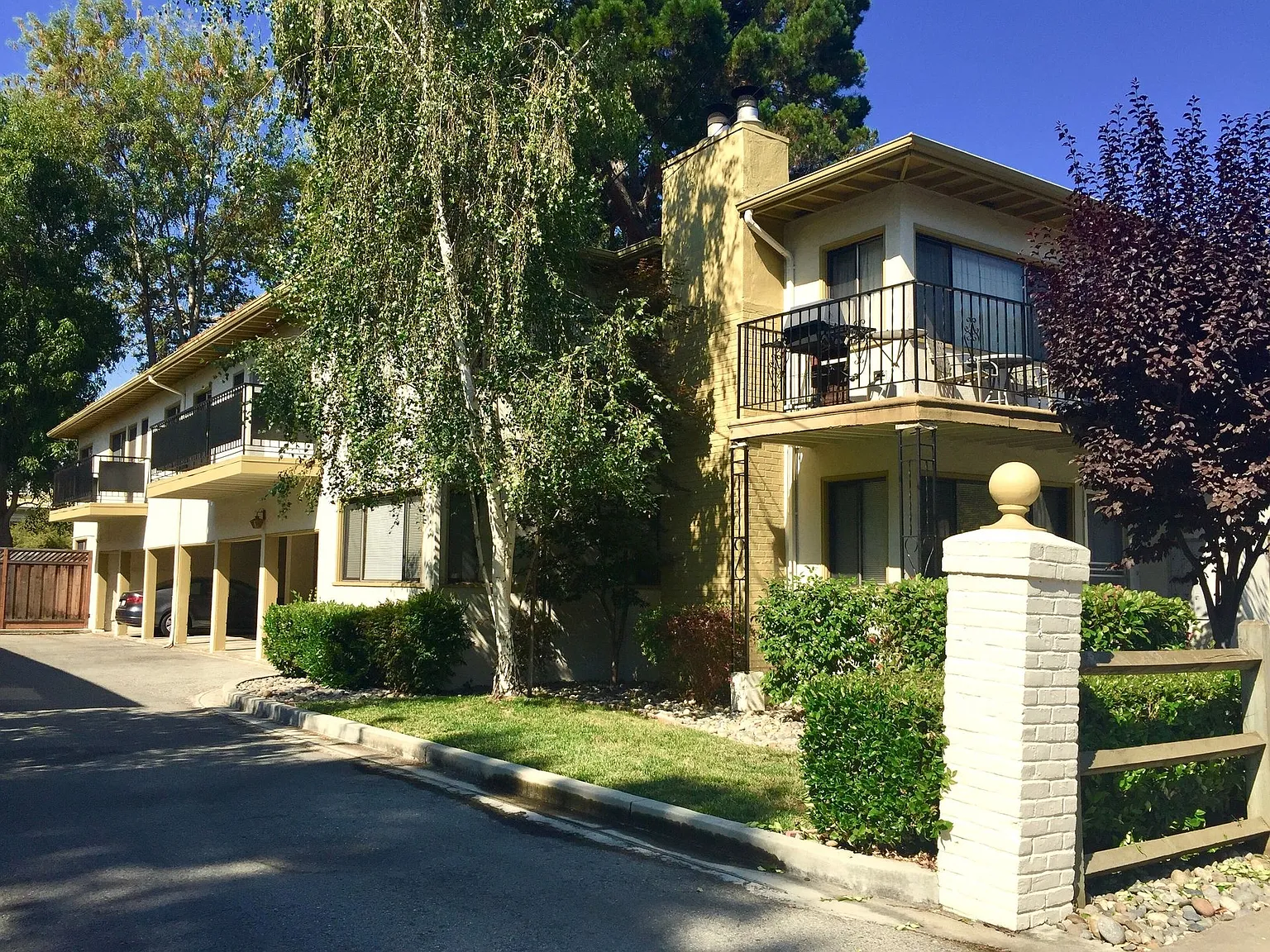 Laurel Court Apartments — Photo 3