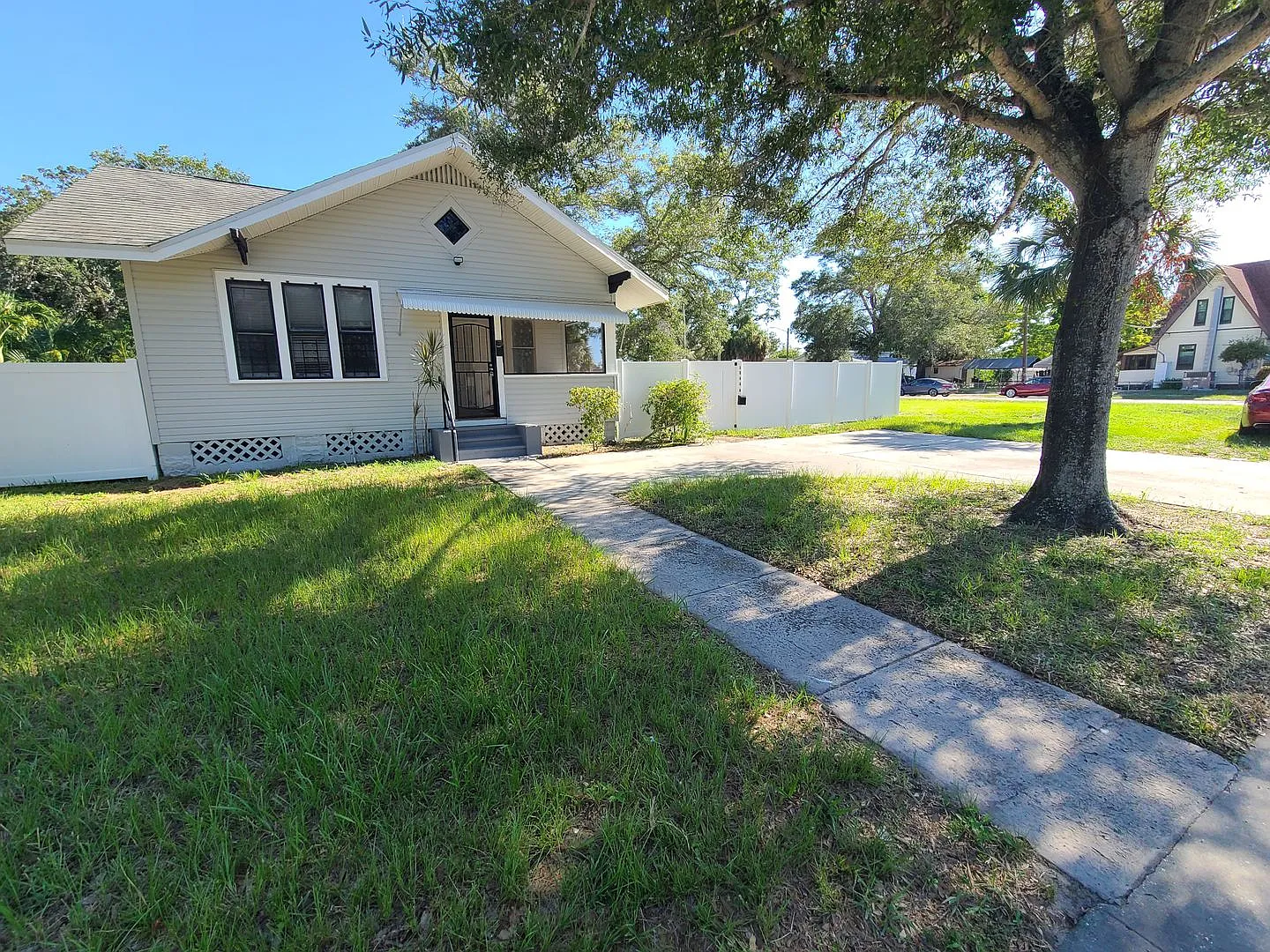 Charming Two bedroom one bath with huge backyard — Photo 2