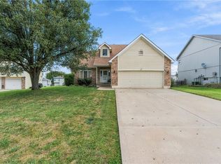 1112 Camelot Dr, Raymore, MO 64083