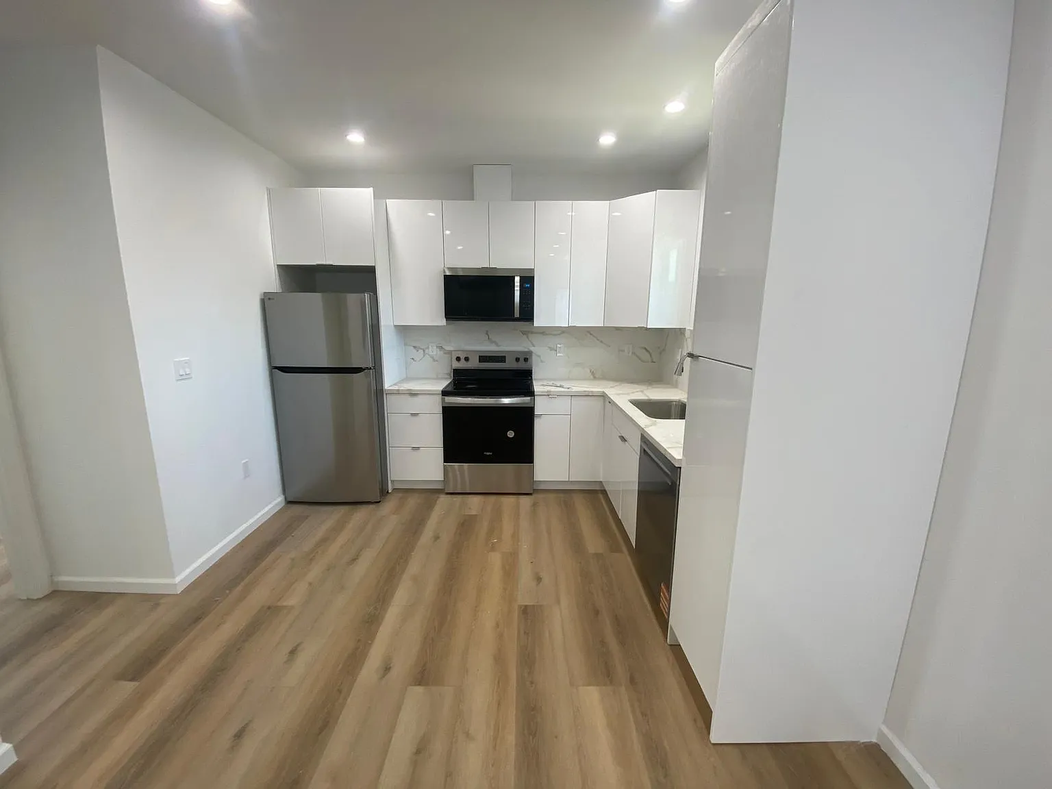 2 bed, 1.5 bath, 650 sqft, $3,000 — Photo 2