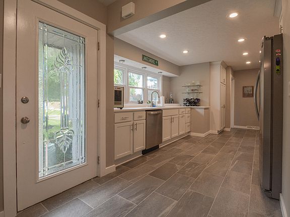 3rd image of 351 Lakeshore Dr