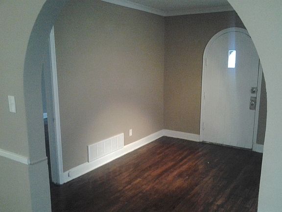 Living/ Front Enrty Room (2of3)