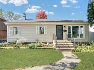 716 NW Holcomb Dr, Mundelein, IL