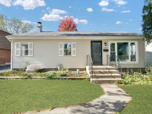 716 NW Holcomb Dr, Mundelein, IL 60060