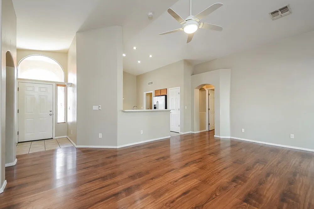 3 bed, 2.0 bath, 1350 sqft, $2,040 — Photo 3