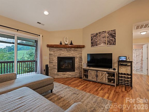 4th image of 404 Loop Rd