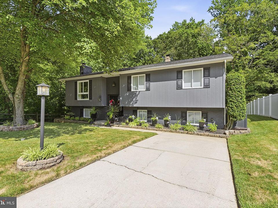 1st image of 303 Bright Oaks Dr